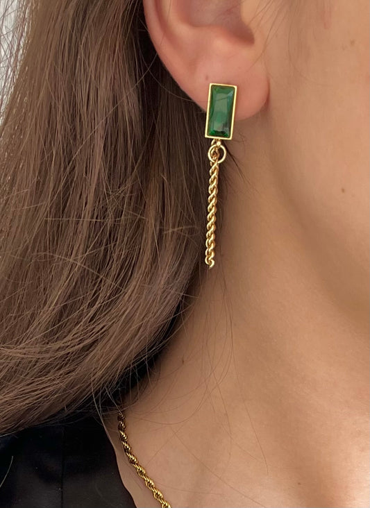 Ατσάλινα σκουλαρίκια με πράσινη πέτρα και κρεμαστή αλυσίδα