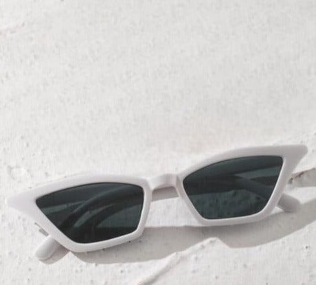 Γυαλιά ηλίου με λευκό τριγωνικό σκελετό