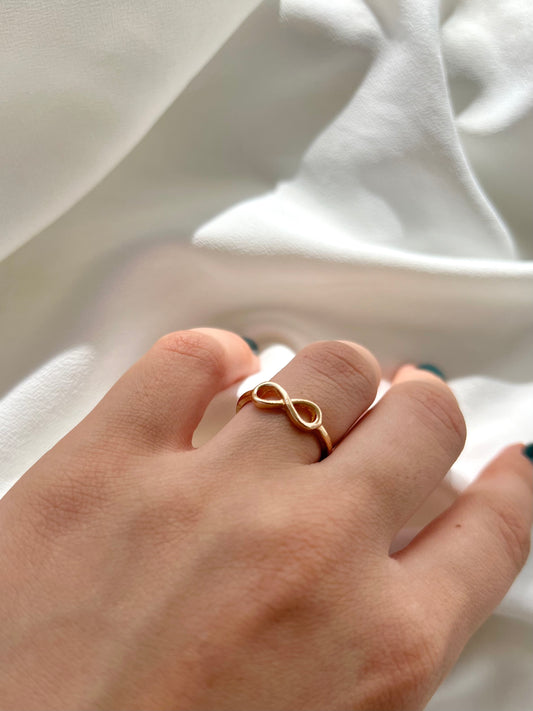 Χρυσό δαχτυλίδι με σχήμα άπειρο