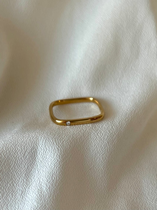 Ατσάλινo χρυσό δαχτυλίδι σε τετράγωνο σχήμα