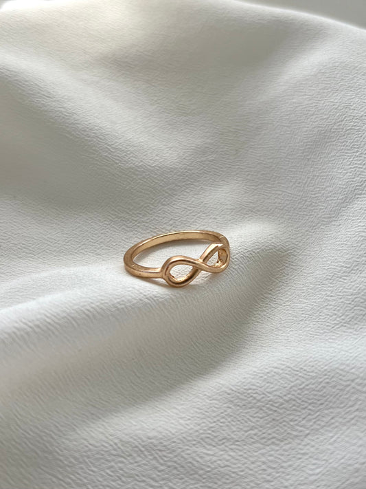 Χρυσό δαχτυλίδι με σχήμα άπειρο