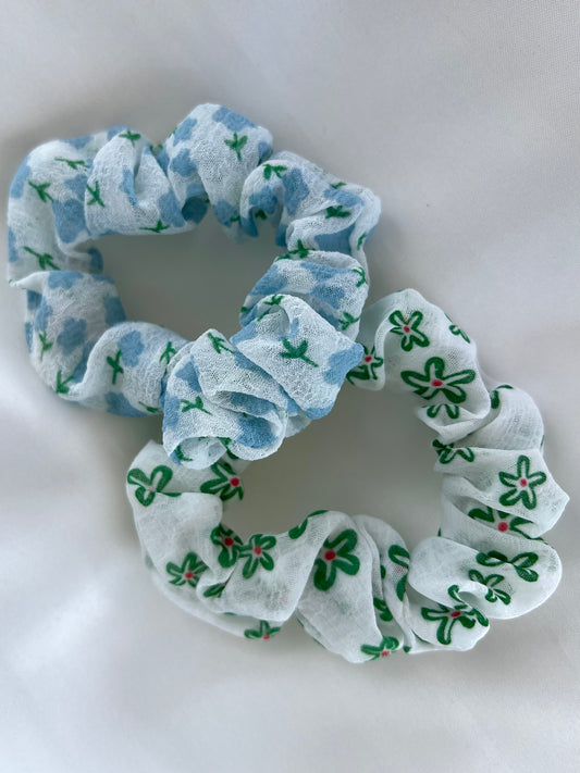 Σετ 2 scrunchies με λουλούδια σε γαλάζιες και πράσινες αποχρώσεις